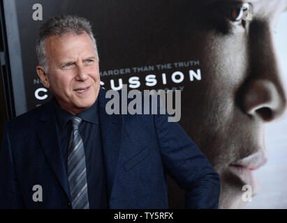 Membro del cast Paul Reiser assiste la premiere del motion picture drama sportivo "commozione' a TCL teatro cinese nella sezione di Hollywood di Los Angeles il 10 novembre 2015. Trama: Will Smith stelle in un drammatico thriller basata sull'incredibile vero David vs. Goliath storia di immigrato nigeriano Dr. Bennett Omalu, il brillante neuropathologist forense che ha effettuato la prima scoperta della CTE, un calcio-relativi traumi cerebrali, in un giocatore professionista. Foto di Jim Ruymen/UPI Foto Stock