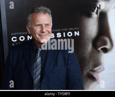 Membro del cast Paul Reiser assiste la premiere del motion picture drama sportivo "commozione' a TCL teatro cinese nella sezione di Hollywood di Los Angeles il 10 novembre 2015. Trama: Will Smith stelle in un drammatico thriller basata sull'incredibile vero David vs. Goliath storia di immigrato nigeriano Dr. Bennett Omalu, il brillante neuropathologist forense che ha effettuato la prima scoperta della CTE, un calcio-relativi traumi cerebrali, in un giocatore professionista. Foto di Jim Ruymen/UPI Foto Stock