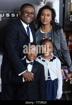 Il dottor Bennett Omalu e la sua famiglia partecipare alla premiere di motion picture drama sportivo "commozione' a TCL teatro cinese nella sezione di Hollywood di Los Angeles il 10 novembre 2015. Trama: Will Smith stelle in un drammatico thriller basata sull'incredibile vero David vs. Goliath storia di immigrato nigeriano Dr. Bennett Omalu, il brillante neuropathologist forense che ha effettuato la prima scoperta della CTE, un calcio-relativi traumi cerebrali, in un giocatore professionista. Foto di Jim Ruymen/UPI Foto Stock