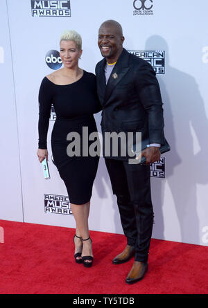 Attore Terry equipaggi, destro e la moglie di Rabecca King-Crews arrivare per la XLIII annuale degli American Music Awards tenutosi presso Microsoft Theatre di Los Angeles il 22 novembre 2015. Foto di Jim Ruymen/UPI Foto Stock