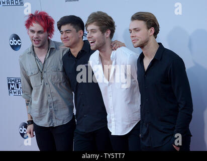 Da sinistra, musicisti Michael Clifford, Calum cofano, Luca Hemmings e Ashton Irwin di 5 secondi di estate arriva per la XLIII annuale degli American Music Awards tenutosi presso Microsoft Theatre di Los Angeles il 22 novembre 2015. Foto di Jim Ruymen/UPI Foto Stock