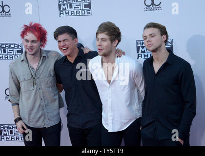 Da sinistra, musicisti Michael Clifford, Calum cofano, Luca Hemmings e Ashton Irwin di 5 secondi di estate arriva per la XLIII annuale degli American Music Awards tenutosi presso Microsoft Theatre di Los Angeles il 22 novembre 2015. Foto di Jim Ruymen/UPI Foto Stock