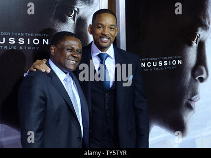 Membro del cast Will Smith (R) e il dottor Bennett Omalu assistere ad uno screening della motion picture drama sportivo "commozione' al Regency Village Theater di Westwood sezione di Los Angeles il 10 novembre 2015. Trama: Will Smith stelle in un drammatico thriller basata sull'incredibile vero David vs. Goliath storia di immigrato nigeriano Dr. Bennett Omalu, il brillante neuropathologist forense che ha effettuato la prima scoperta della CTE, un calcio-relativi traumi cerebrali, in un giocatore professionista. Foto di Jim Ruymen/UPI Foto Stock