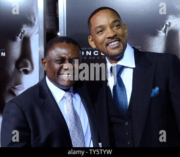 Membro del cast Will Smith (R) e il dottor Bennett Omalu assistere ad uno screening della motion picture drama sportivo "commozione' al Regency Village Theater di Westwood sezione di Los Angeles il 10 novembre 2015. Trama: Will Smith stelle in un drammatico thriller basata sull'incredibile vero David vs. Goliath storia di immigrato nigeriano Dr. Bennett Omalu, il brillante neuropathologist forense che ha effettuato la prima scoperta della CTE, un calcio-relativi traumi cerebrali, in un giocatore professionista. Foto di Jim Ruymen/UPI Foto Stock