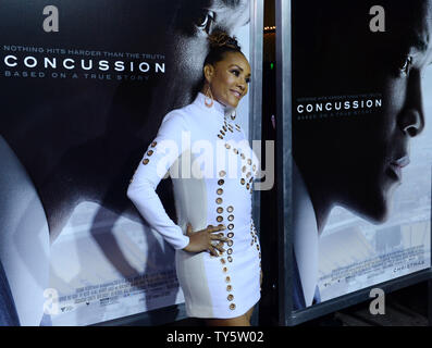 L'attrice Vivica A. Fox assiste uno screening della motion picture drama sportivo "commozione' al Regency Village Theater di Westwood sezione di Los Angeles il 10 novembre 2015. Trama: Will Smith stelle in un drammatico thriller basata sull'incredibile vero David vs. Goliath storia di immigrato nigeriano Dr. Bennett Omalu, il brillante neuropathologist forense che ha effettuato la prima scoperta della CTE, un calcio-relativi traumi cerebrali, in un giocatore professionista. Foto di Jim Ruymen/UPI Foto Stock