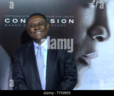 Il dottor Bennett Omalu assiste uno screening della motion picture drama sportivo "commozione' al Regency Village Theater di Westwood sezione di Los Angeles il 10 novembre 2015. Trama: Will Smith stelle in un drammatico thriller basata sull'incredibile vero David vs. Goliath storia di immigrato nigeriano Dr. Bennett Omalu, il brillante neuropathologist forense che ha effettuato la prima scoperta della CTE, un calcio-relativi traumi cerebrali, in un giocatore professionista. Foto di Jim Ruymen/UPI Foto Stock