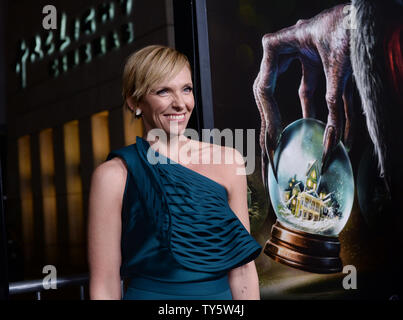 Membro del cast Toni Collette assiste l'industria lo screening di Motion Picture commedia horror "Krampus' al Arclight Glossari Affini Cupola della sezione di Hollywood di Los Angeles il 30 novembre 2015. Trama: quando la sua famiglia disfunzionale scontri per le vacanze, giovane Max è disilluso e trasforma il suo ritorno a Natale. Poco conosce, questa mancanza di spirito di festa ha scatenato la collera dei krampus: una forza demoniaca del male antico intenti a punire i non credenti. Tutti i inferno come amato icone vacanze prendere su una mostruosa vita propria, assediano la frattura della famiglia Foto Stock