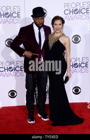 Da sinistra, coreografo Stephen 'tWitch' Boss e ballerino Allison Holker arrivare per l'annuale quarantaduesima People's Choice Awards presso il Microsoft Theatre di Los Angeles il 6 gennaio 2016. Foto di Jim Ruymen/UPI Foto Stock