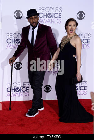 Da sinistra, coreografo Stephen 'tWitch' Boss e ballerino Allison Holker arrivare per l'annuale quarantaduesima People's Choice Awards presso il Microsoft Theatre di Los Angeles il 6 gennaio 2016. Foto di Jim Ruymen/UPI Foto Stock