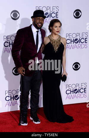 Da sinistra, coreografo Stephen 'tWitch' Boss e ballerino Allison Holker arrivare per l'annuale quarantaduesima People's Choice Awards presso il Microsoft Theatre di Los Angeles il 6 gennaio 2016. Foto di Jim Ruymen/UPI Foto Stock