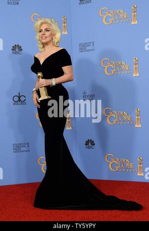 La cantante e attrice di Lady Gaga, vincitore del premio per la migliore prestazione da un attrice in una miniserie o un film realizzati per la televisione per 'American orrore storia' appare dietro le quinte durante la 73rd Annuale di Golden Globe Awards presso il Beverly Hilton Hotel di Beverly Hills, la California il 10 gennaio 2016. Foto di Jim Ruymen/UPI Foto Stock