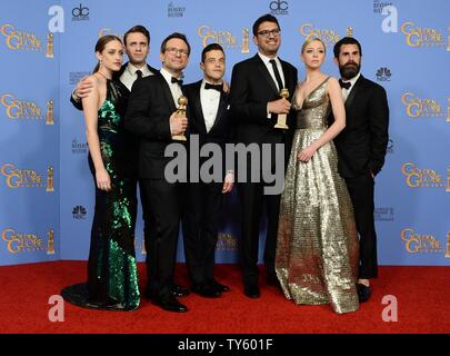 Da sinistra, attori Carly Chaikin, Martin Wallstrom, Christian Slater, Rami Malek, scrittore/produttore Sam Esmail, attrice Portia Doubleday e produttore Ciad Hamilton, vincitore del premio per la Miglior serie televisiva - dramma per 'Mr. Robot" appaiono dietro le quinte durante la 73rd Annuale di Golden Globe Awards presso il Beverly Hilton Hotel di Beverly Hills, la California il 10 gennaio 2016. Foto di Jim Ruymen/UPI Foto Stock