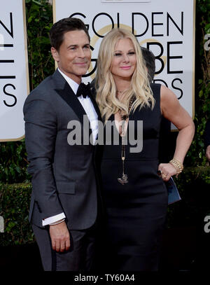 Attore Rob Lowe, sinistra e Sheryl Berkoff frequentare la 73rd Annuale di Golden Globe Awards presso il Beverly Hilton Hotel di Beverly Hills, la California il 10 gennaio 2016. Foto di Jim Ruymen/fino Foto Stock