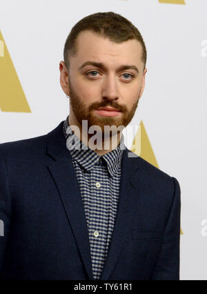 Il cantautore Sam Smith assiste la 88Accademia annuale Premi Oscar nomination pranzo presso il Beverly Hilton Hotel di Beverly Hills, la California il 8 febbraio 2016. Foto di Jim Ruymen/UPI Foto Stock