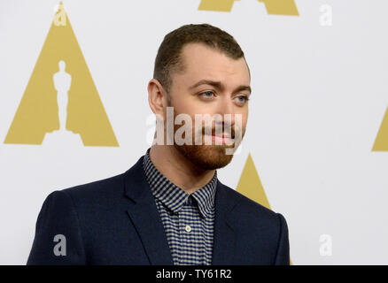 Il cantautore Sam Smith assiste la 88Accademia annuale Premi Oscar nomination pranzo presso il Beverly Hilton Hotel di Beverly Hills, la California il 8 febbraio 2016. Foto di Jim Ruymen/UPI Foto Stock