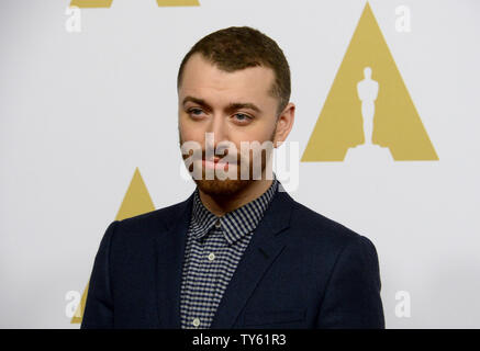 Il cantautore Sam Smith assiste la 88Accademia annuale Premi Oscar nomination pranzo presso il Beverly Hilton Hotel di Beverly Hills, la California il 8 febbraio 2016. Foto di Jim Ruymen/UPI Foto Stock