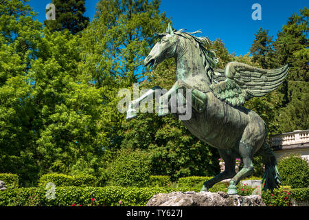 Bella statua di bronzo di Pegasus in Mirabellgarten, Salisburgo Foto Stock