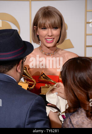 Taylor Swift, vincitore del miglior album del premio di anno per '1989' appare dietro le quinte durante la 58th Annual Grammy Awards tenutosi presso Staples Center a Los Angeles il 15 febbraio 2016. Foto di Phil McCarten/UPI Foto Stock