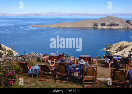 Turisti che si godono di fantastiche vedute del Lago Titicaca dal villaggio di Yumani, Isla del Sol, Bolivia Foto Stock