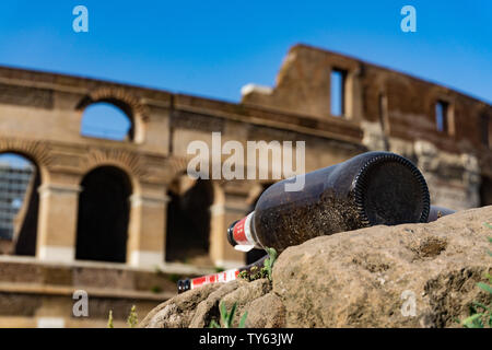 Garbage davanti al monumento, inquinamento dei turisti Foto Stock