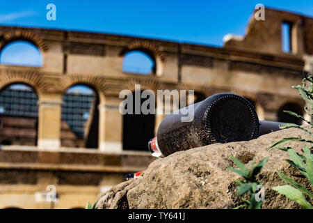 Garbage davanti al monumento, inquinamento dei turisti Foto Stock