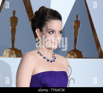 Tina Fey arriva sul tappeto rosso per la 88th Academy Awards, a Hollywood e Highland Center nella sezione di Hollywood di Los Angeles il 28 febbraio 2016. Foto di Jim Ruymen/UPI Foto Stock