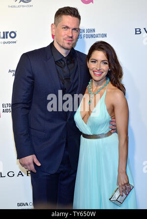 Sarah Shahi e suo marito Steve Howey arriva alla Elton John Aids Foundation la ventiquattresima edizione Academy Awards visualizzazione party presso la città di West Hollywood Park in West Hollywood, la California il 28 febbraio 2016. Foto di Christine masticare/UPI Foto Stock
