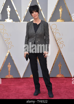 Diane Warren arriva sul tappeto rosso per la 88th Academy Awards a Hollywood e Highland Center nella sezione di Hollywood di Los Angeles il 28 febbraio 2016. Foto di Kevin Dietsch/UPI Foto Stock