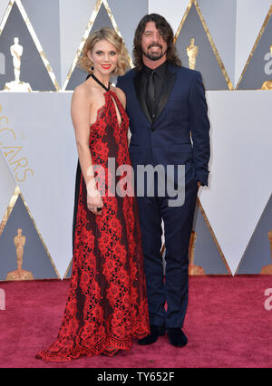 Dave Grohl e Jordyn Blum arrivare sul tappeto rosso per la 88th Academy Awards a Hollywood e Highland Center nella sezione di Hollywood di Los Angeles il 28 febbraio 2016. Foto di Kevin Dietsch/UPI Foto Stock