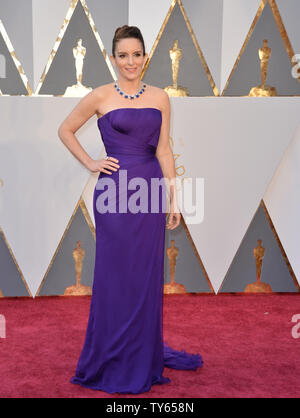 Tina Fey arriva sul tappeto rosso per la 88th Academy Awards a Hollywood e Highland Center nella sezione di Hollywood di Los Angeles il 28 febbraio 2016. Foto di Kevin Dietsch/UPI Foto Stock