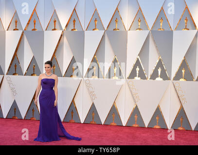 Tina Fey arriva sul tappeto rosso per la 88th Academy Awards a Hollywood e Highland Center nella sezione di Hollywood di Los Angeles il 28 febbraio 2016. Foto di Kevin Dietsch/UPI Foto Stock