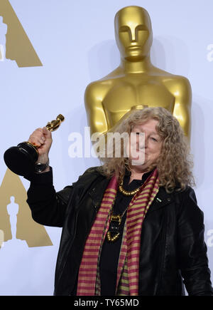 Costumista Jenny Beavan, vincitore del miglior Costume Design award per "Annuncio max: Fury Road", appare dietro le quinte 88th Academy Awards, a Hollywood e Highland Center nella sezione di Hollywood di Los Angeles il 28 febbraio 2016. Foto di Jim Ruymen/UPI Foto Stock