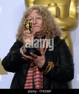 Costumista Jenny Beavan, vincitore del miglior Costume Design award per "Annuncio max: Fury Road", appare dietro le quinte 88th Academy Awards, a Hollywood e Highland Center nella sezione di Hollywood di Los Angeles il 28 febbraio 2016. Foto di Jim Ruymen/UPI Foto Stock