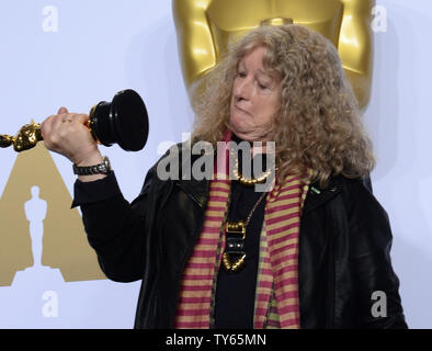 Costumista Jenny Beavan, vincitore del miglior Costume Design award per "Annuncio max: Fury Road", appare dietro le quinte 88th Academy Awards, a Hollywood e Highland Center nella sezione di Hollywood di Los Angeles il 28 febbraio 2016. Foto di Jim Ruymen/UPI Foto Stock