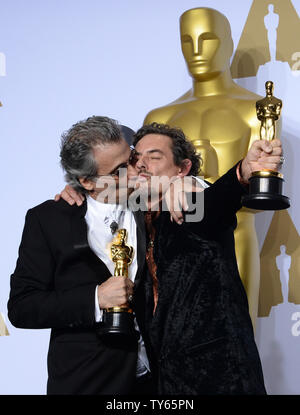 Editor audio David White e Mark Mangini, destra, vincitori del miglior Sound Editing award per "Mad Max: Fury Road,' compaiono dietro le quinte 88th Academy Awards, a Hollywood e Highland Center nella sezione di Hollywood di Los Angeles il 28 febbraio 2016. Foto di Jim Ruymen/UPI Foto Stock