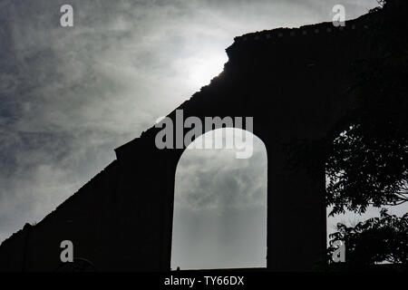 Le rovine romane e la retroilluminazione con nuvole Foto Stock