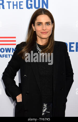 L'attrice Amanda Peet assiste la premiere del documentario "sotto la pistola' alla Academy of Motion Picture Arts & Sciences (AMPAS) in Beverly Hills, la California il 3 maggio 2016. Trama: Primo Conti a mano da genitori di Sandy Hook vittime, commento di esperti e le statistiche rivelano lo stato della pistola americana violenza pistola e delle leggi di controllo. Foto di Michael Owen Baker/UPI Foto Stock