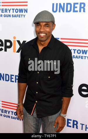 Attore Jason George assiste la premiere del documentario "sotto la pistola' alla Academy of Motion Picture Arts & Sciences (AMPAS) in Beverly Hills, la California il 3 maggio 2016. Trama: Primo Conti a mano da genitori di Sandy Hook vittime, commento di esperti e le statistiche rivelano lo stato della pistola americana violenza pistola e delle leggi di controllo. Foto di Michael Owen Baker/UPI Foto Stock