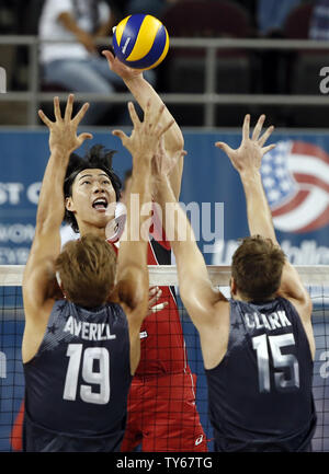 Il Giappone Kunihiro Shimizu, centro urta contro USA Averill Taylor (19) e Carson Clark (15) difendere negli Stati Uniti Pallavolo Cup al Galen Center di Los Angeles, la California il 6 maggio 2016. Foto di Alex Gallardo/UPI Foto Stock