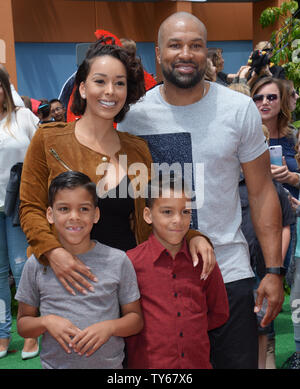 Ex giocatore di basket e capo allenatore Derek Fisher e Gloria Govan e suo figlio twin Carter Barnes e Isaia Barnes assistere alla prima della commedia animata "Angry Birds Movie" al Regency Village Theater di Westwood sezione di Los Angeles il 7 maggio 2016. Trama: quando un'isola popolata da felice, flightless uccelli è visitato da misterioso verde piggies, è fino a tre improbabile emarginati - Rosso, il mandrino e la Bomba - per capire che i maiali sono fino a. Foto di Jim Ruymen/UPI Foto Stock