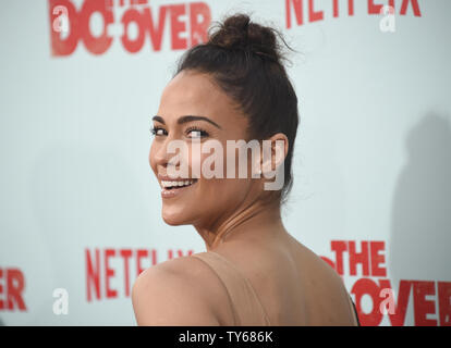 Membro del cast Paula Patton assiste la premiere del 'Do-Over" tenutasi presso il Regal la Live a Los Angeles il 16 maggio 2016. Foto di Phil McCarten/UPI Foto Stock