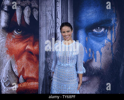 Membro del cast Paula Patton assiste la premiere del fantasy motion picture 'Warcraft' a TCL teatro cinese nella sezione di Hollywood di Los Angeles il 6 giugno 2016. Trama: il pacifico regno di Azeroth sorge sull orlo della guerra come sua civiltà si affaccia un temibile gara di invasori: guerrieri orc fuggono dalle loro morendo home a colonizzare un altro. Come un portale si apre per collegare i due mondi, un esercito di annientamento e le altre facce estinzione. Foto di Jim Ruymen/UPI Foto Stock