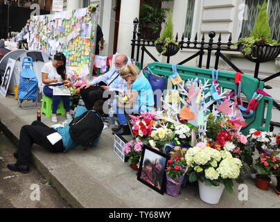 Londra, Regno Unito. Il 25 giugno, 2019. Sostenitori visto di fronte all'ambasciata iraniana a sostegno di Nazanin Zaghari-Ratcliffe. Il marito di imprigionato Iranian-British Nazanin nazionale Zaghari-Ratcliffe, Richard Ratcliffe, ora sull'undicesimo giorno di sciopero della fame al di fuori dell'ambasciata iraniana a Londra. Egli agisce in solidarietà con la moglie che si è anche rifiutato di mangiare in segno di protesta contro la sua propria ingiusta detenzione in Iran per spiare le tasse. Credito: SOPA Immagini limitata/Alamy Live News Foto Stock