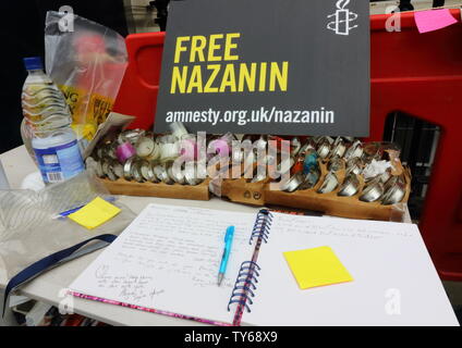 Londra, Regno Unito. Il 25 giugno, 2019. Diversi messaggi visto di fronte all'ambasciata iraniana a sostegno di Nazanin Zaghari-Ratcliffe. Il marito di imprigionato Iranian-British Nazanin nazionale Zaghari-Ratcliffe, Richard Ratcliffe, ora sull'undicesimo giorno di sciopero della fame al di fuori dell'ambasciata iraniana a Londra. Egli agisce in solidarietà con la moglie che si è anche rifiutato di mangiare in segno di protesta contro la sua propria ingiusta detenzione in Iran per spiare le tasse. Credito: SOPA Immagini limitata/Alamy Live News Foto Stock