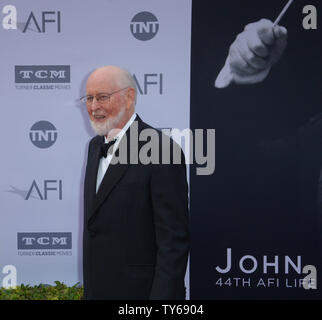 Honoree John Williams arriva per film americano degli istituti 44th Life Achievement Award omaggio di gala presso il Teatro Dolby nella sezione di Hollywood di Los Angeles il 9 giugno 2016. Williams un cinque volte vincitore di Oscar, meglio conosciuta per il punteggio "Guerre Stellari", "ganasce" e un array di Steven Spielberg classici, è diventato il primo compositore a ricevere l'American Film Institute Life Achievement Award. Foto di Jim Ruymen/UPI Foto Stock