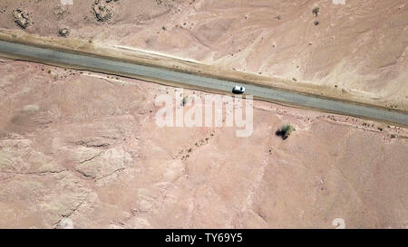 Unica vettura su una vecchia strada del deserto, antenna seguire l'immagine. Foto Stock
