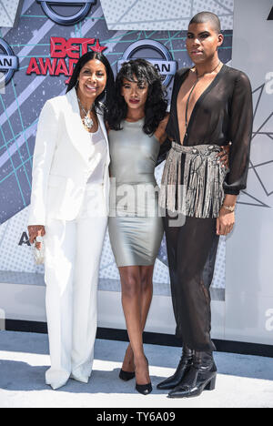 (L-R) Cookie Johnson, Elisa Johnson e EJ Johnson frequentare la sedicesima puntata annuale dei premi al Microsoft Theatre di Los Angeles il 26 giugno 2016. Foto di Phil McCarten/UPI Foto Stock