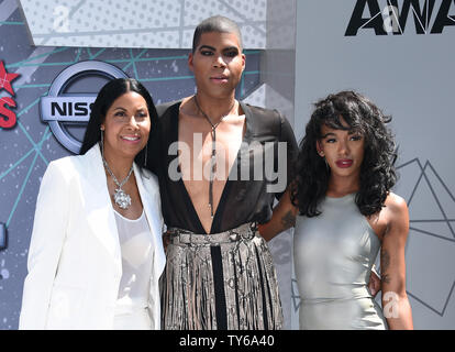 (L-R) Cookie Johnson, Elisa Johnson e EJ Johnson frequentare la sedicesima puntata annuale dei premi al Microsoft Theatre di Los Angeles il 26 giugno 2016. Foto di Phil McCarten/UPI Foto Stock