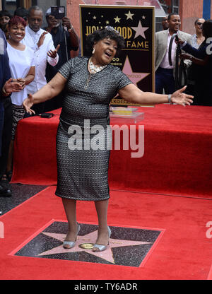 Vangelo cantante Shirley Caesar colpisce una posa in cima a sua stella durante una cerimonia di inaugurazione venerandola con il 2,583rd stella sulla Hollywood Walk of Fame a Los Angeles il 28 giugno 2016. Foto di Jim Ruymen/UPI Foto Stock