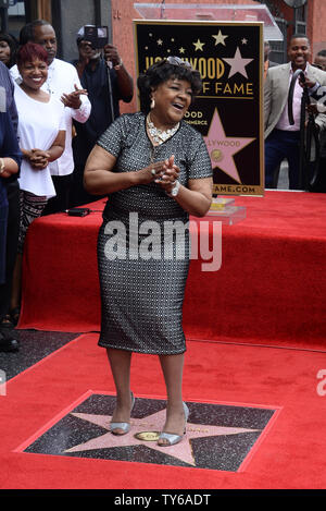 Vangelo cantante Shirley Caesar colpisce una posa in cima a sua stella durante una cerimonia di inaugurazione venerandola con il 2,583rd stella sulla Hollywood Walk of Fame a Los Angeles il 28 giugno 2016. Foto di Jim Ruymen/UPI Foto Stock